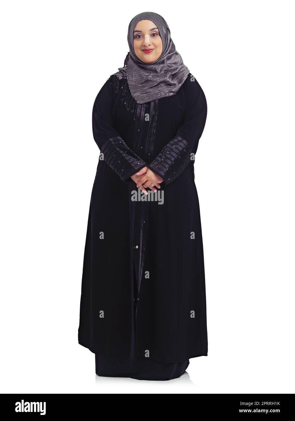 Ihr Lächeln erhellt den Raum. Studioporträt einer jungen muslimischen Frau, isoliert auf Weiß. Stockfoto