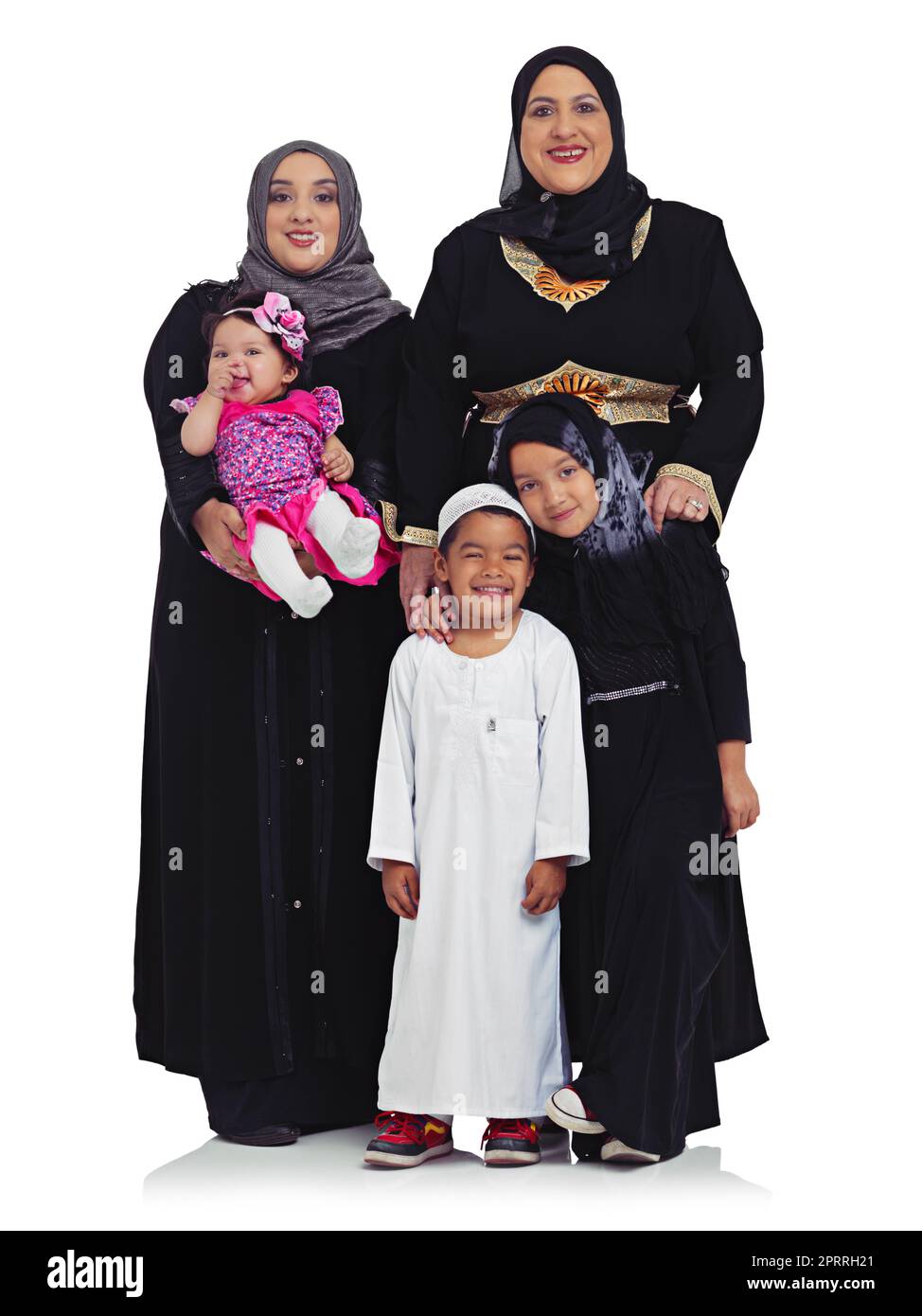 Drei Generationen der Liebe. Studioportrait einer mehrgenerationenmuslimischen Familie, isoliert auf Weiß. Stockfoto