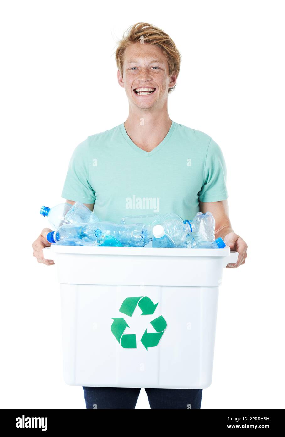 Ich tue meinen Teil für Mutter Erde. Ein glücklicher junger Mann mit rotem Kopf, der einen mit leeren Plastikflaschen gefüllten Recyclingbehälter in der Hand hält. Stockfoto