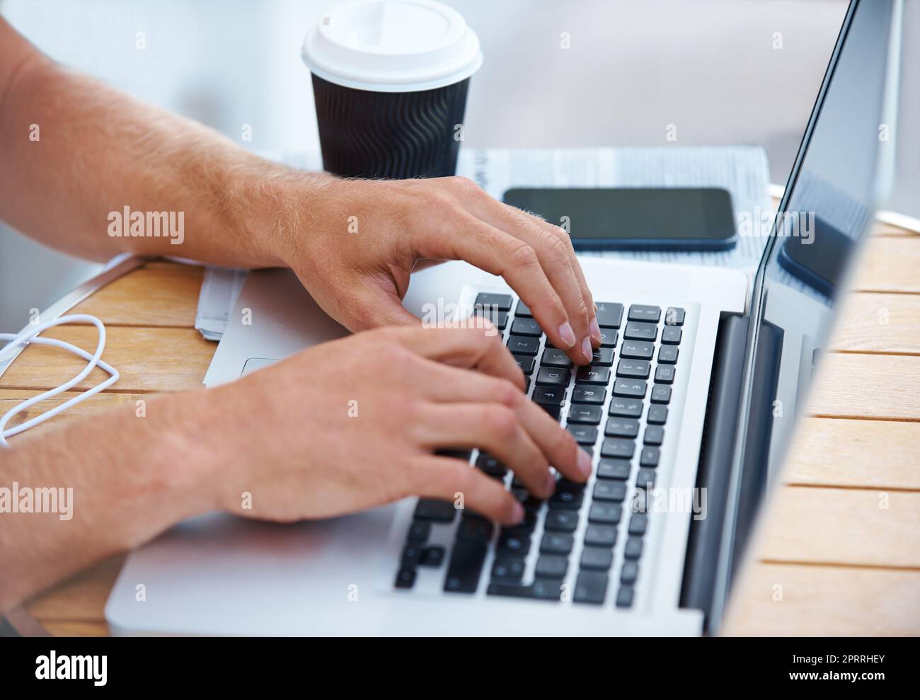 Die ganze Welt an seinen Fingerspitzen. Nahaufnahme eines Mannes, der auf einer Laptop-Tastatur tippt. Stockfoto