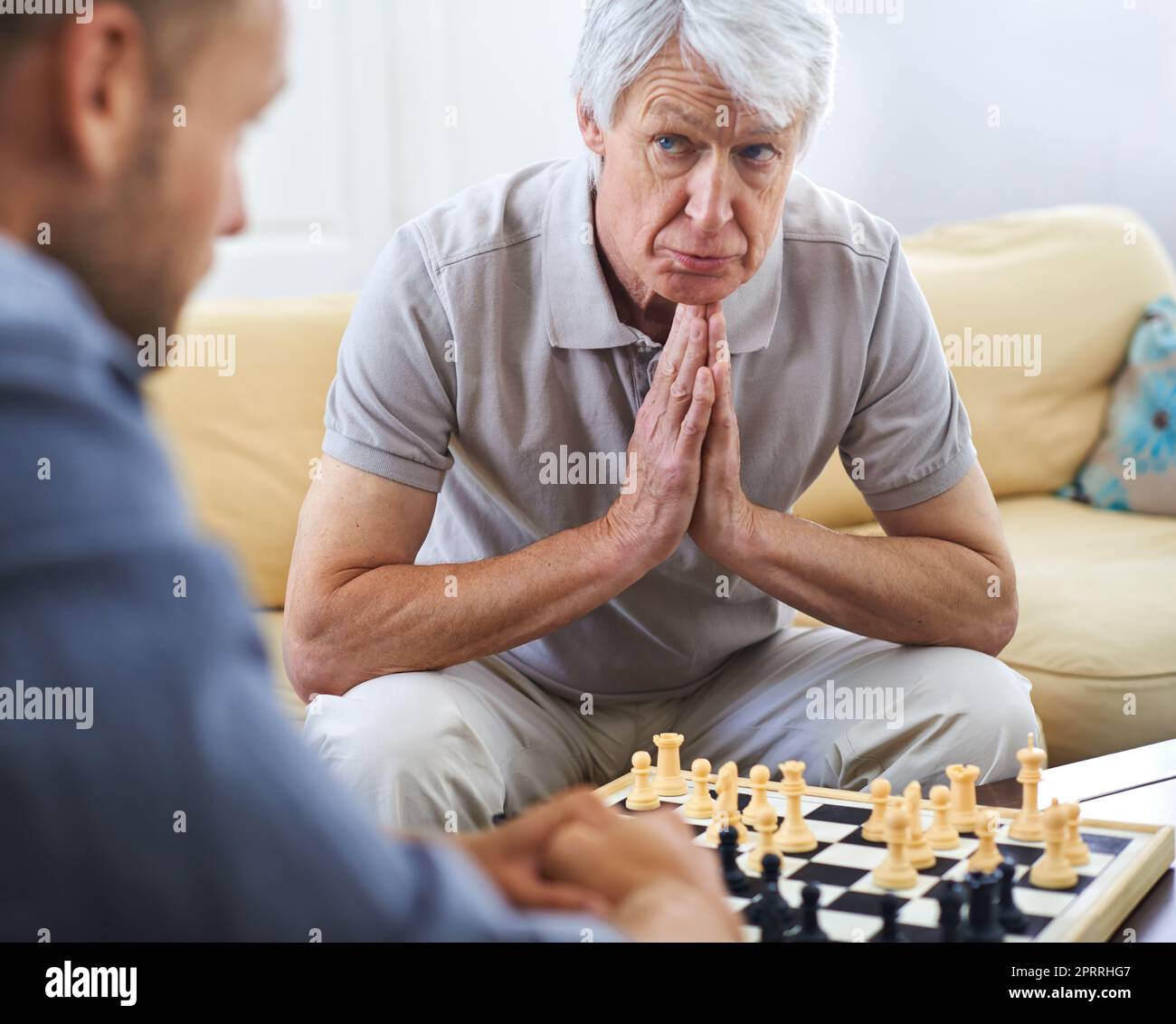 Sind Sie sicher, dass Sie diesen Schritt zu machen. Ein Vater und Sohn spielen ein Schachspiel zusammen zu Hause. Stockfoto
