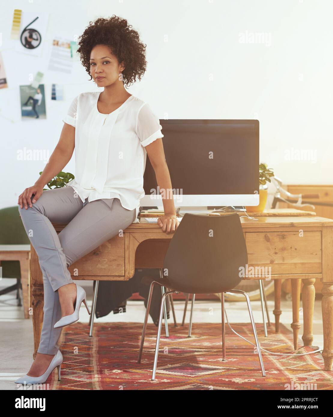 Design kommt mir natürlich vor. Porträt einer Designerin in ihrem Büro. Stockfoto