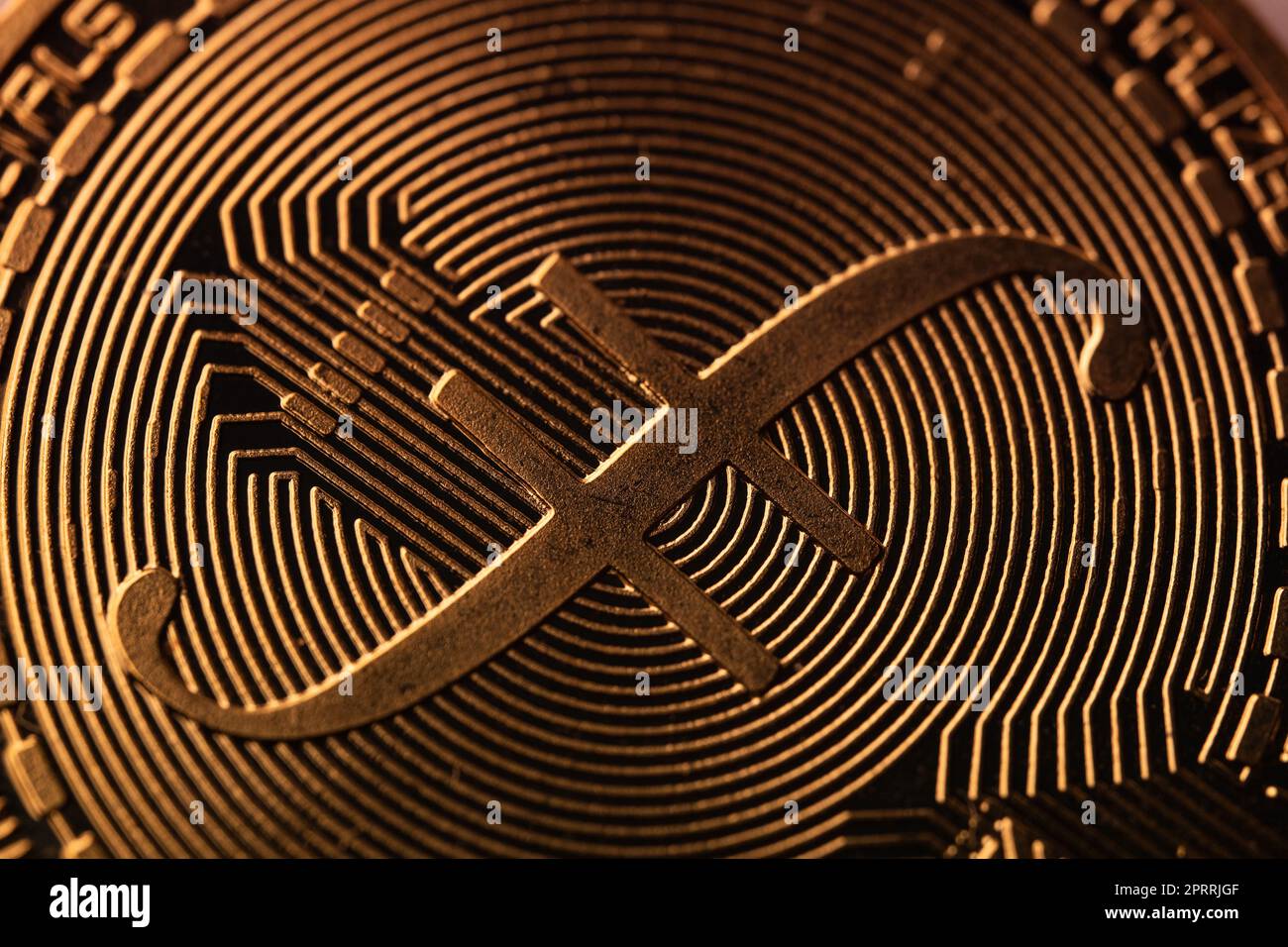 Draufsicht extreme Makro-Nahaufnahme der Krypto-Filecin-Goldmünze mit Buchstabe f-Symbol-Logo Stockfoto