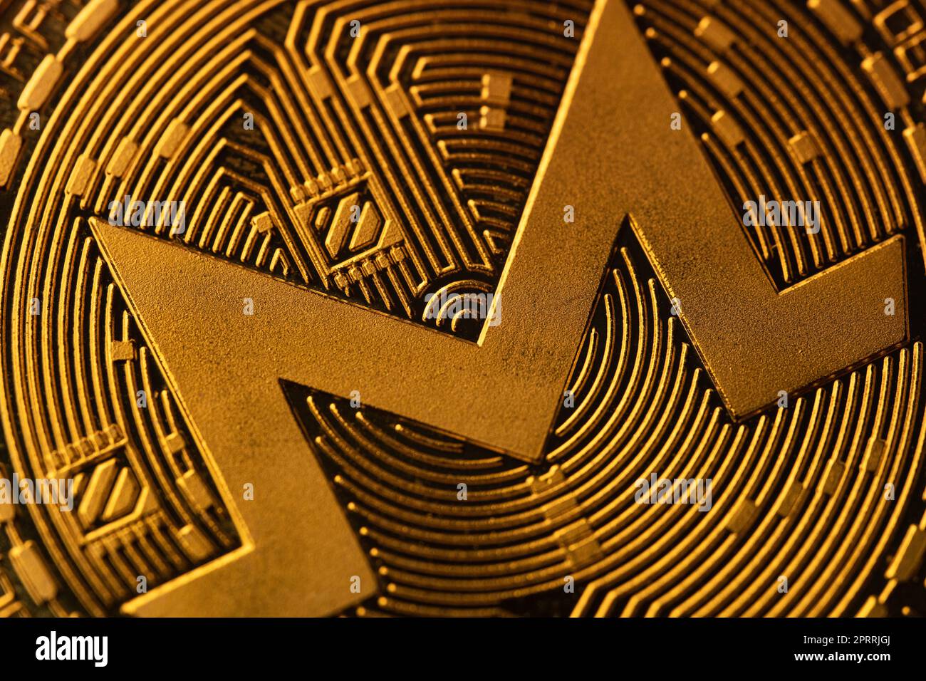 Ansicht von oben extreme Makroaufnahme des Logos von Crypto Monero mit goldenen Münzen Stockfoto