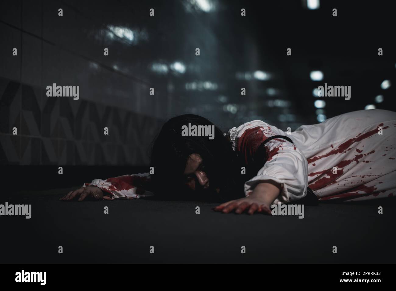 Das Mädchen wurde von einem Auto überfahren und starb auf der Straße Stockfoto