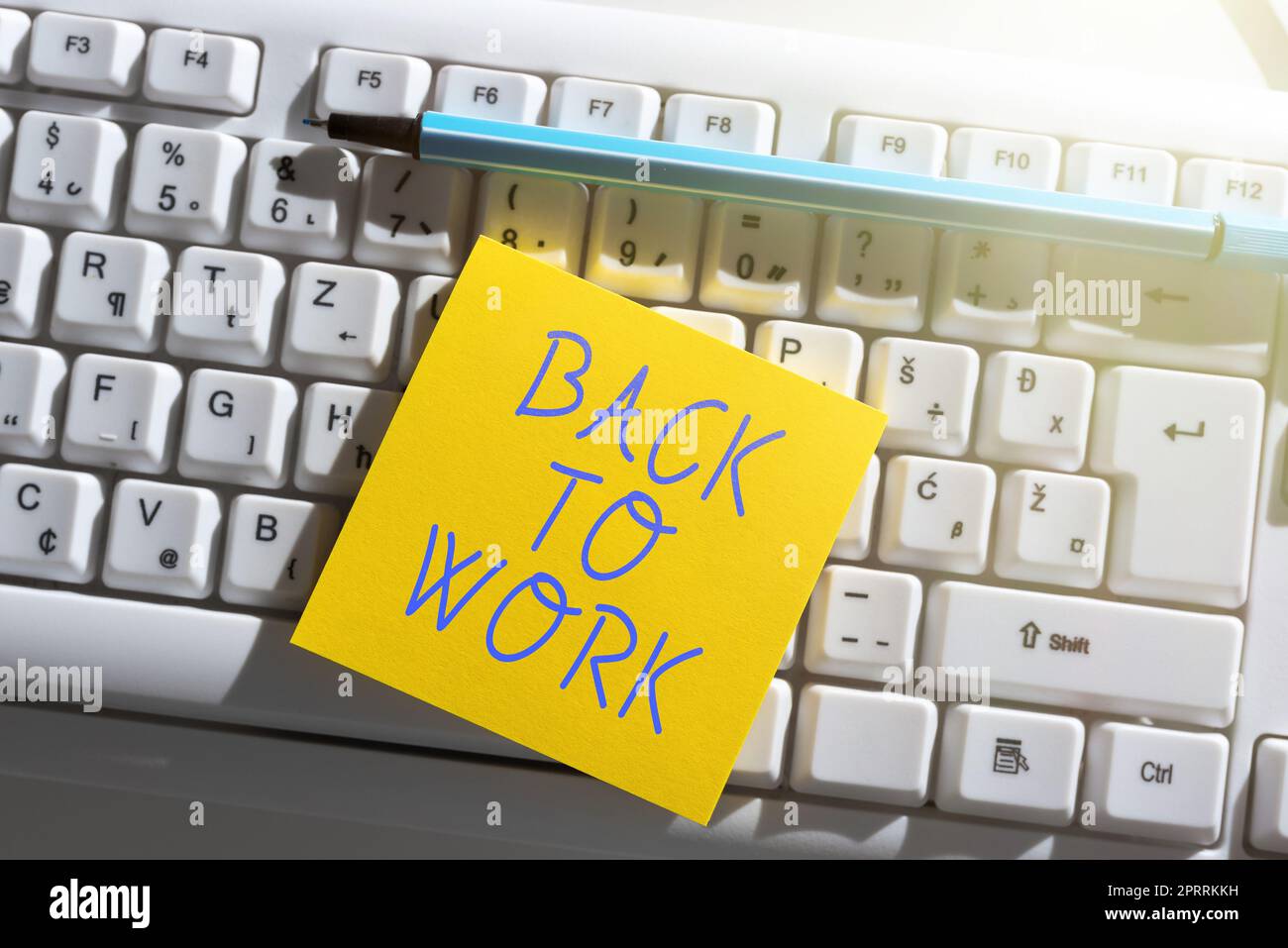 Konzeptionelle Darstellung Zurück zur Arbeit. Geschäftsübersicht Rückkehr zur Arbeitsroutine Ende der Ferien oder Freizeit Stockfoto