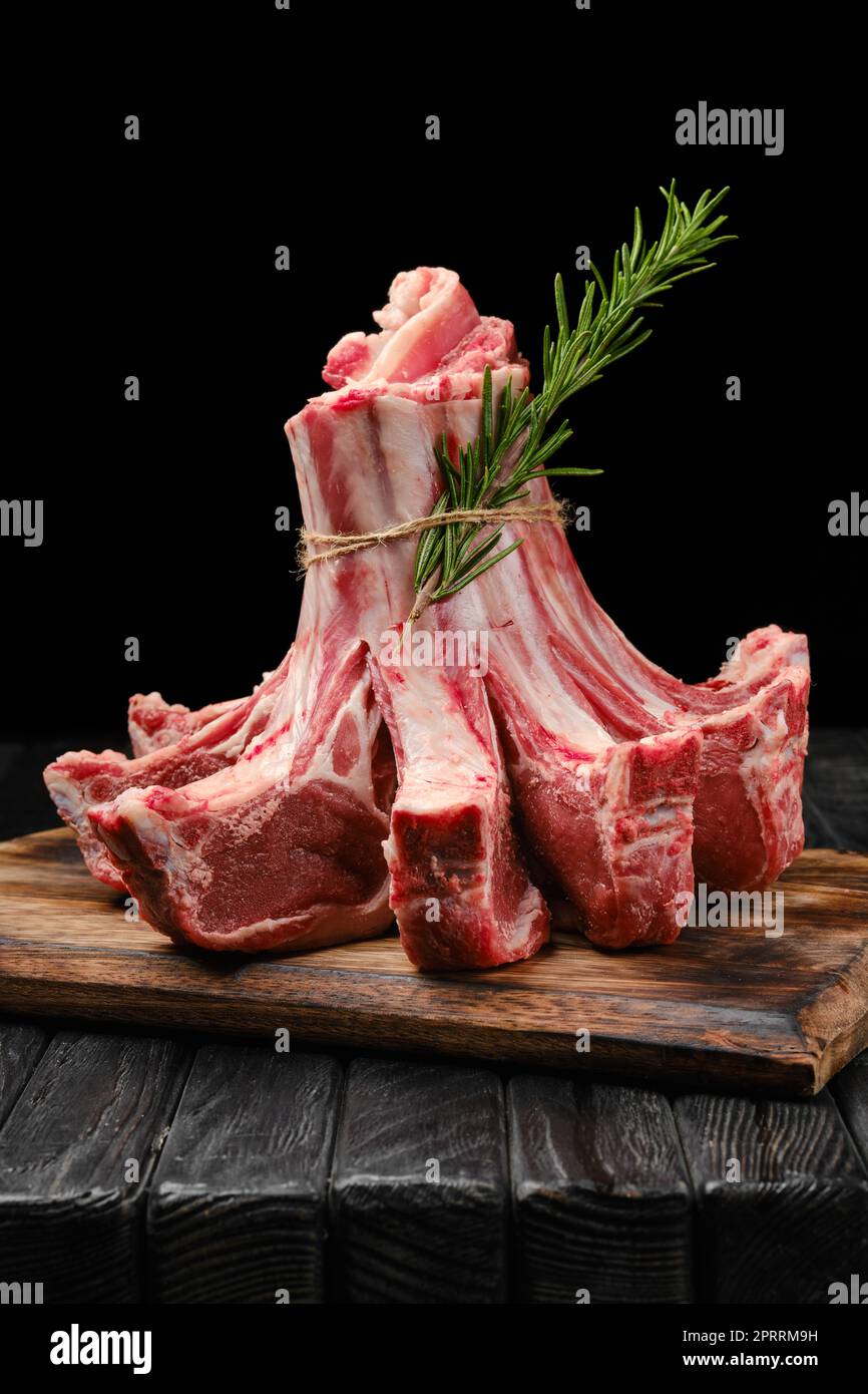 Rohe, frische Lammkronenbraten Stockfoto