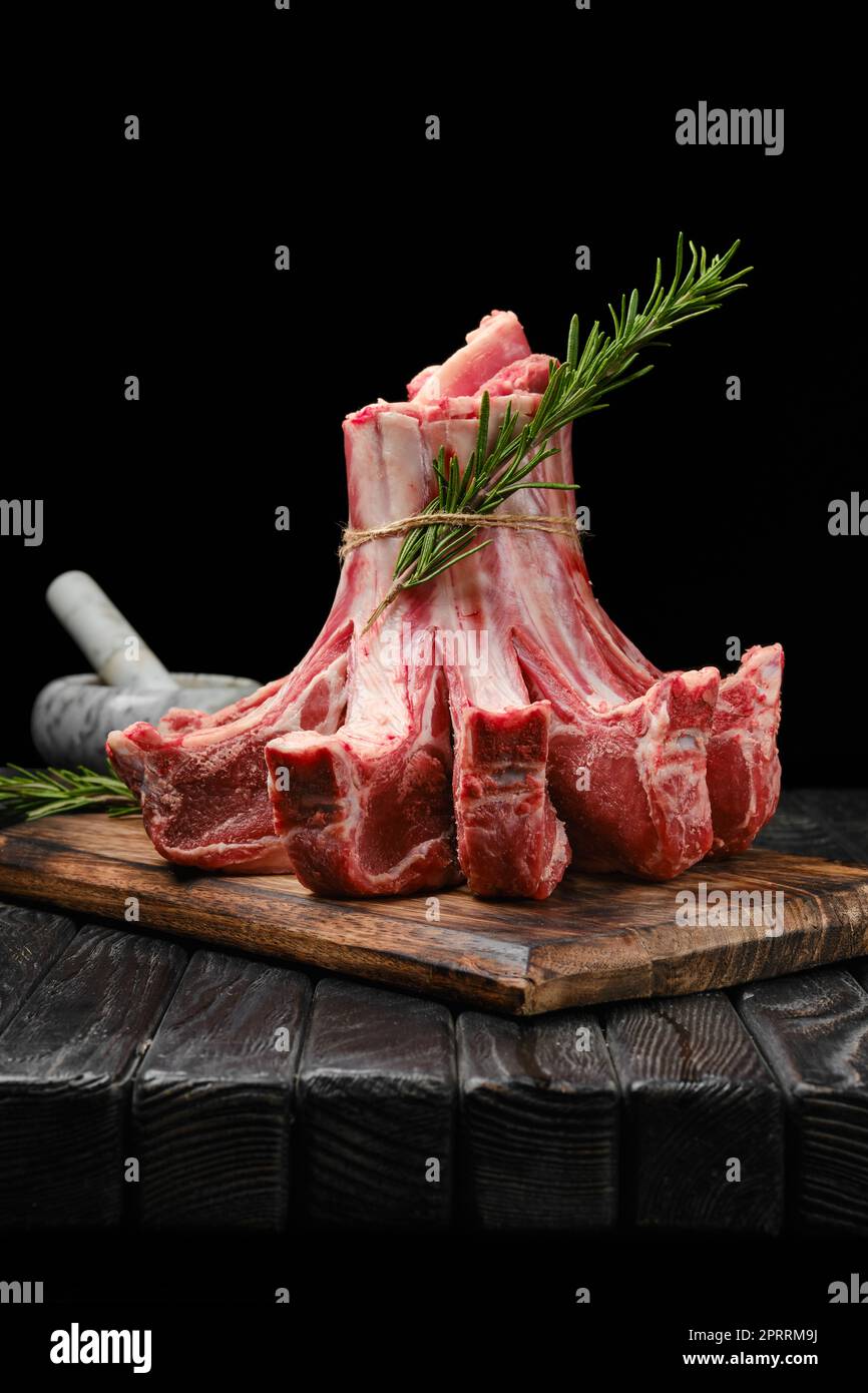 Rohe, frische Lammkronenbraten Stockfoto