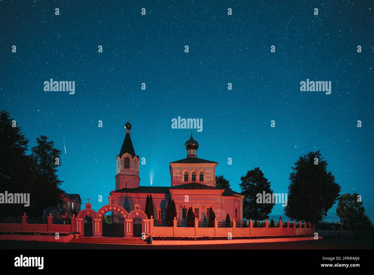 Korma Village, Dobrush District, Belarus. Comet Neowise C2020F3 und Meteor in Night Starry Sky über St. John, Die Klosterkirche Korma Im Dorf Korma. Berühmte Orthodoxe Kirche Und Historisches Erbe Stockfoto