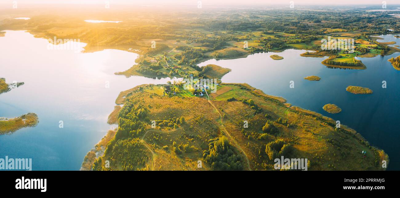 Braslaw Oder Braslau, Witebsk Voblast, Belarus. Blick Aus Der Vogelperspektive Auf Die Halbinsel Maskovichi Nedrava. Waldlandschaft Im Sonnigen Herbstvormittag. Blick Von Oben Auf Die Wunderschöne Europäische Natur Von High Attitude. Vogelperspektive. Panorama. Berühmte Seen. Natürliche Wahrzeichen Stockfoto