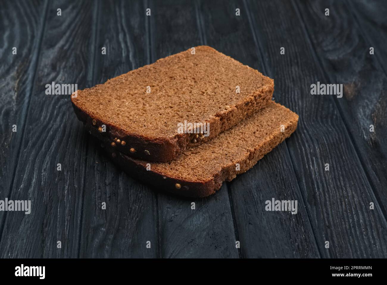 Zwei Stücke braunes Brot auf einem Holztisch Stockfoto