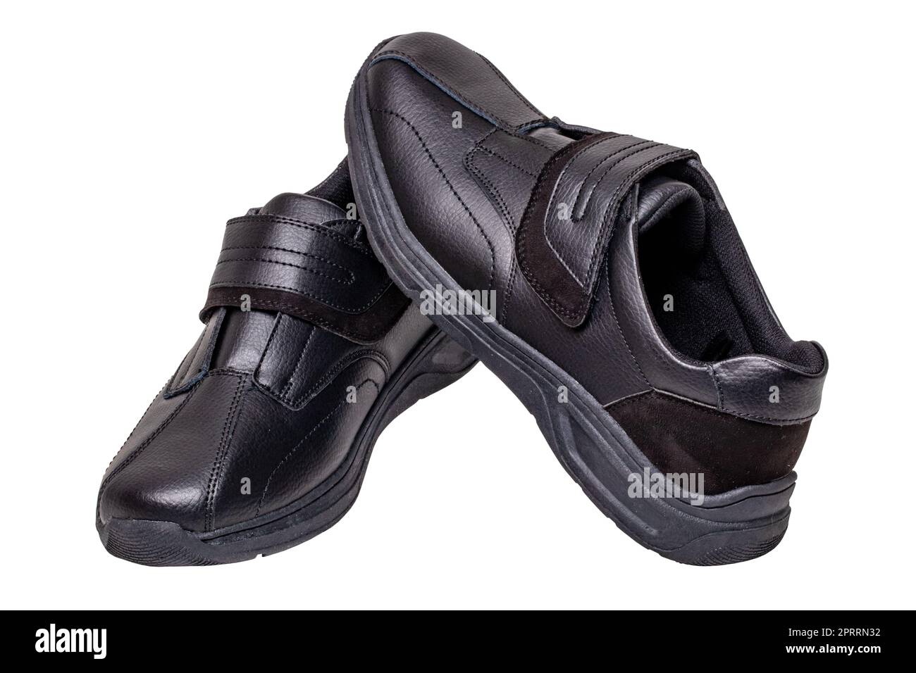Schwarze Männerschuhe. Nahaufnahme eines schwarzen Sneakers oder Sportschuhs, isoliert auf weißem Hintergrund. Beschneidungspfad. Elegante und trendige Herrenschuhe. Makro. Stockfoto