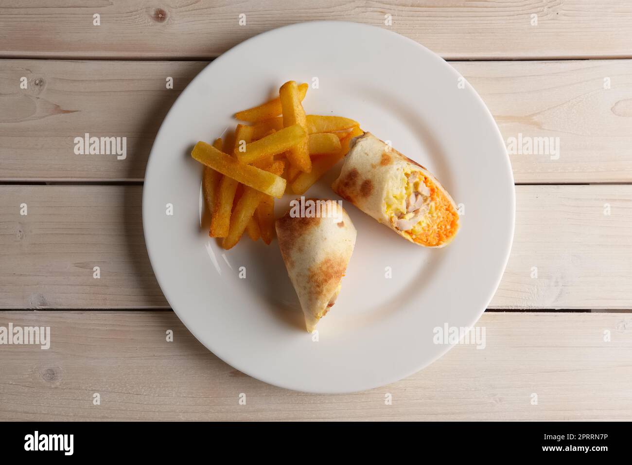 Fleisch, scharfe Karotten, Kohl und Käse in Pitta-Brot gerollt Stockfoto