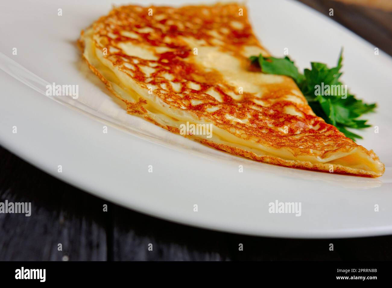 Ausgewähltes Fokusfoto einer Platte mit dünnem Omelett Stockfoto