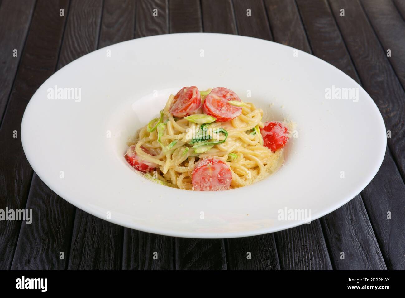 Pasta mit Käse und Tomaten Stockfoto