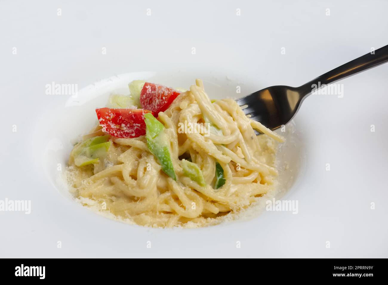 Mit Nudeln mit Speck und Schinken serviert, mit Tomate cherry dekoriert Stockfoto