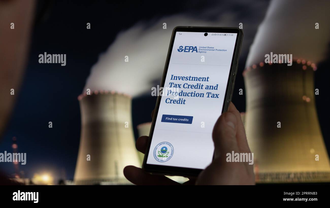 April 2023 in den USA. Ein Investor, der Projekte und Finanzierungen im Rahmen des Plans für Steuergutschriften des Inflationsreduktionsgesetzes prüft Stockfoto April 2023 in den USA. Ein Investor, der Projekte und Finanzierungen im Rahmen des Plans für Steuergutschriften des Inflationsreduktionsgesetzes prüft Stockfoto