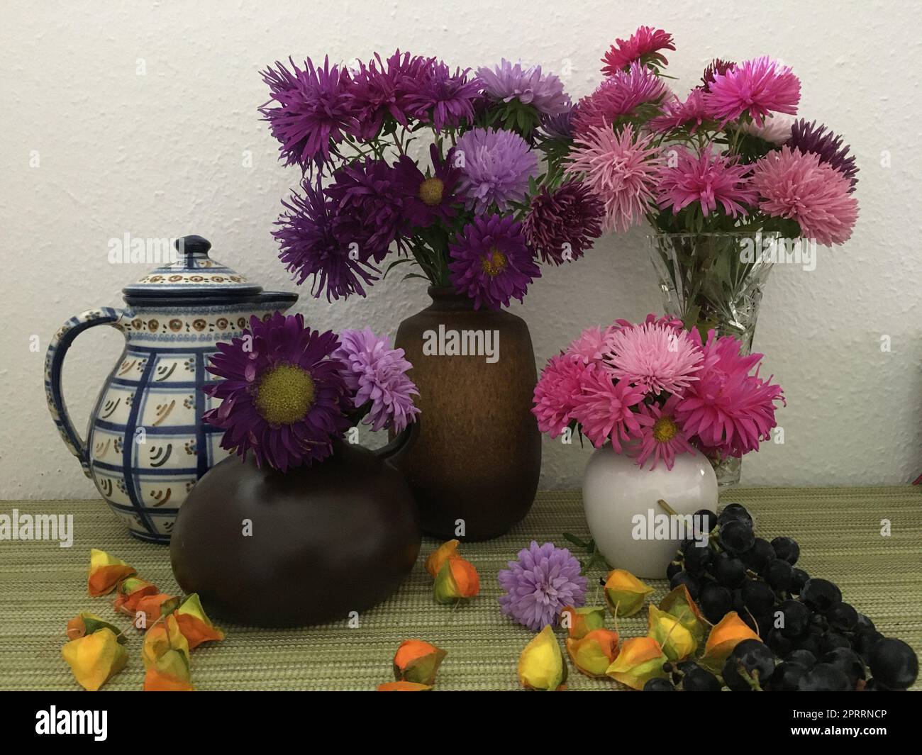 Herbst im Landhaus mit Trauben und Astern Stockfoto