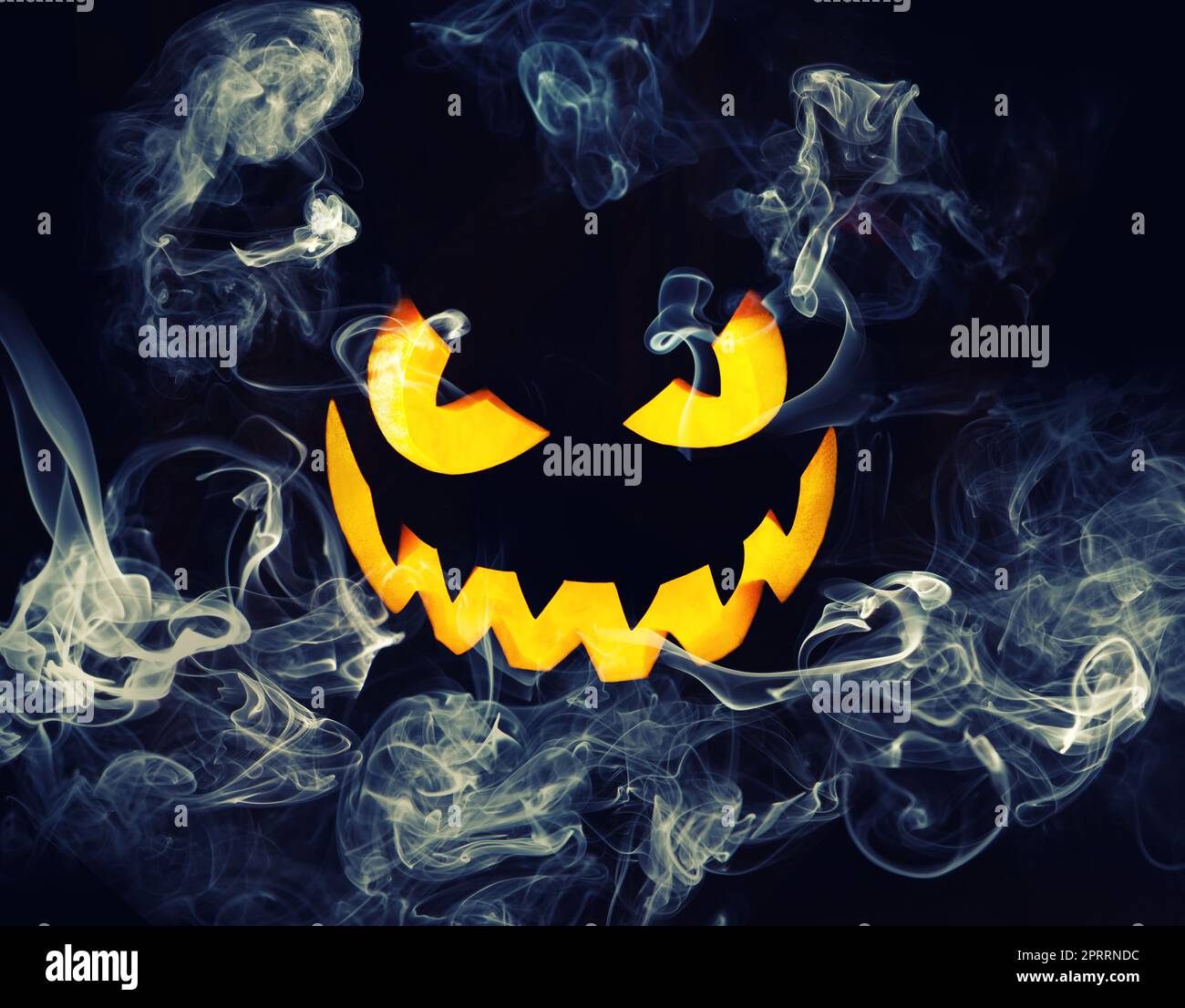 Halloween Kürbis Gesicht mit brennendem Feuer im Inneren. Stockfoto