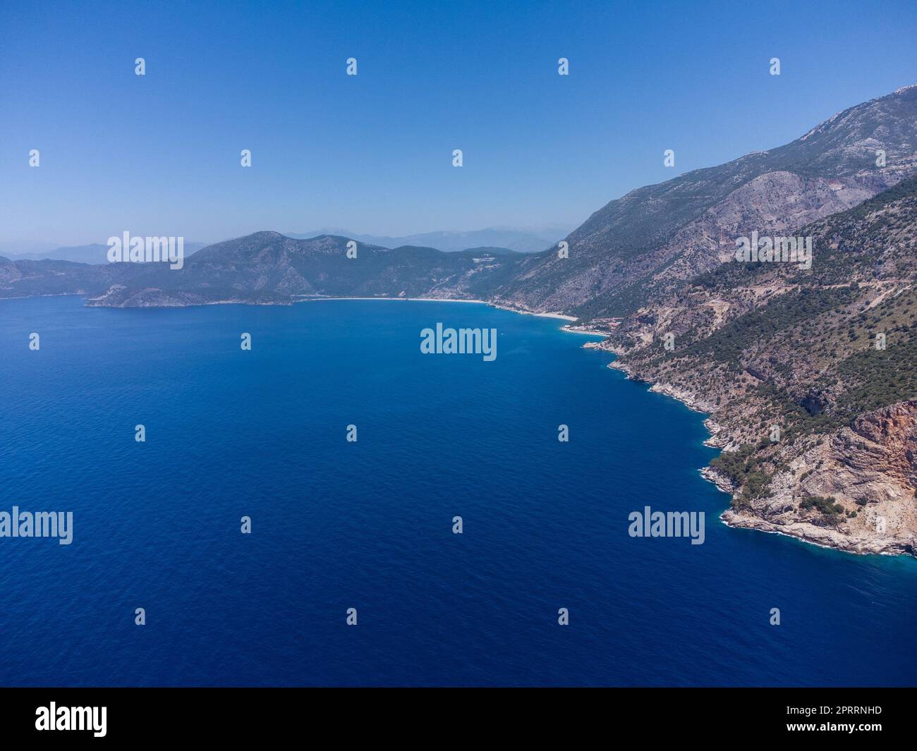 Schöne Landschaft von einer Drohne auf dem Meer, Berge Stockfoto