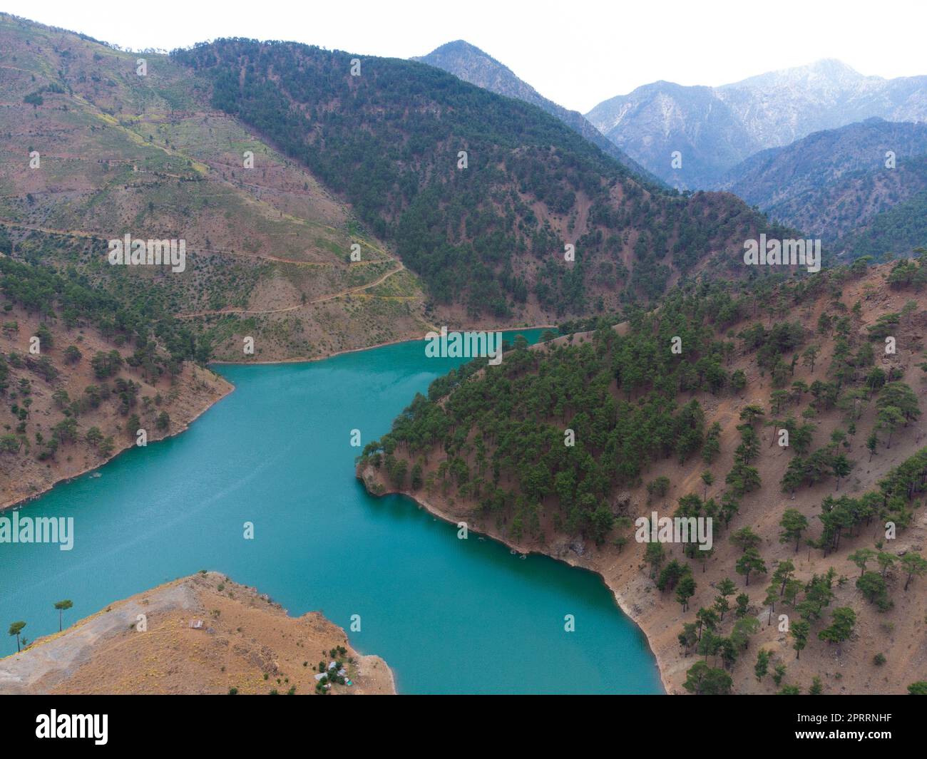 Schöne Landschaft von einer Drohne auf den Bergen und dem Fluss Stockfoto