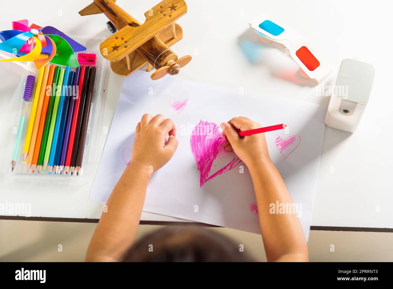 Happy child kleines Mädchen bunte Zeichnung rosa Herz auf weißem Papier Stockfoto