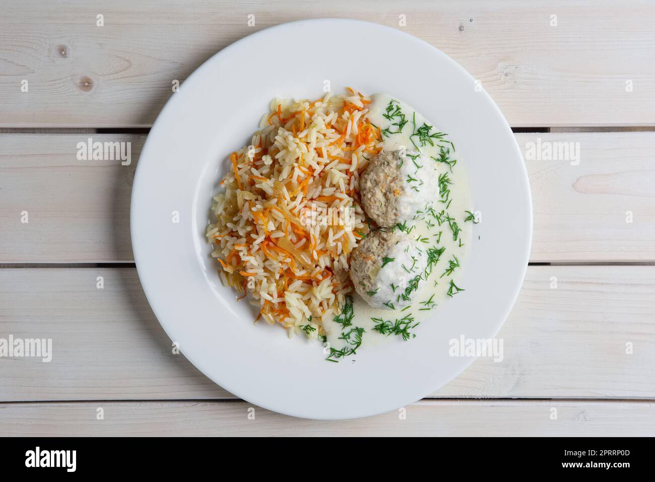 Ansicht von oben: Teller mit Fleischbällchen mit Reis und Karotten. Stockfoto