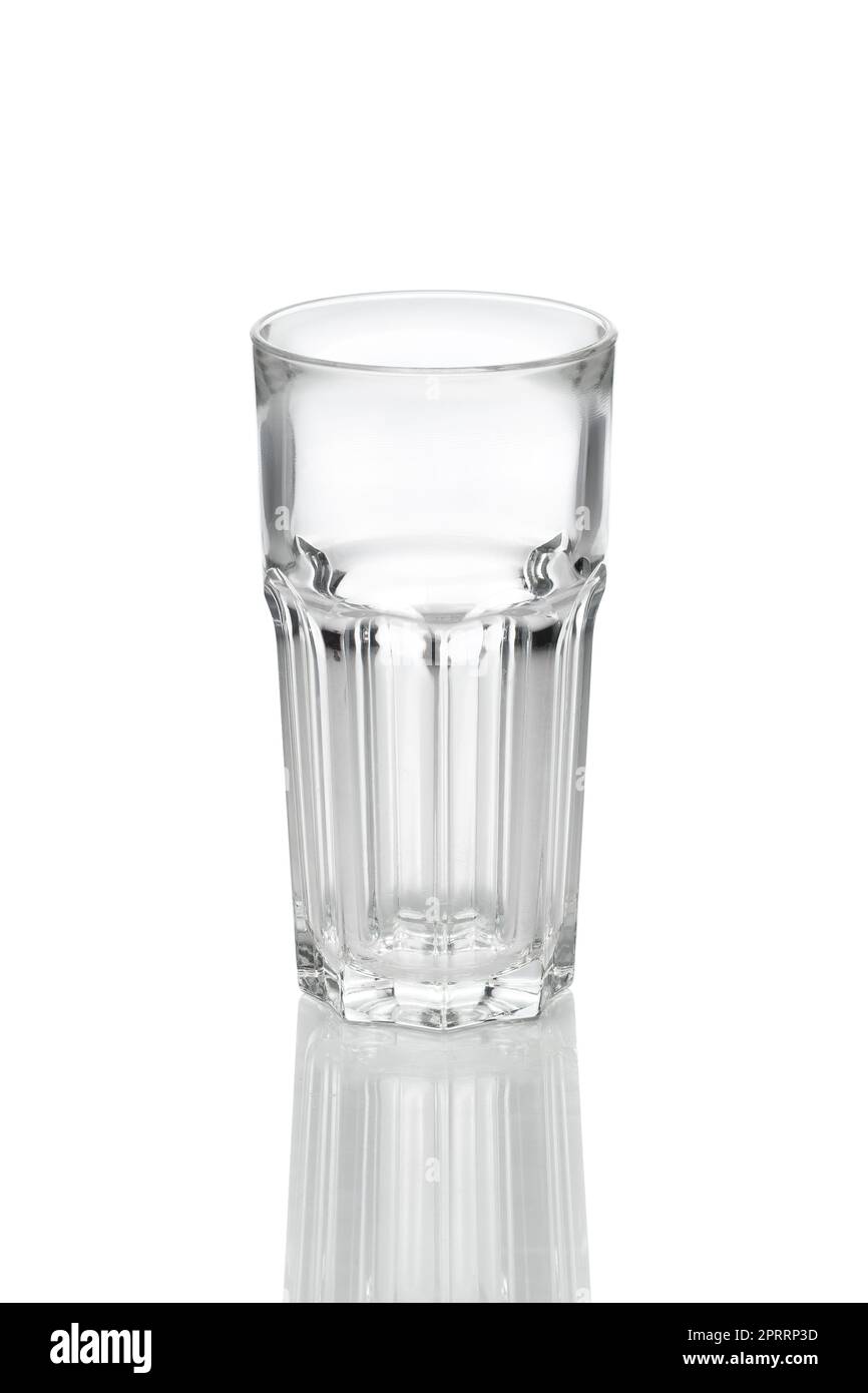 Leeres transparentes facettiertes Glas mit Reflexion auf weißem Hintergrund. Stockfoto