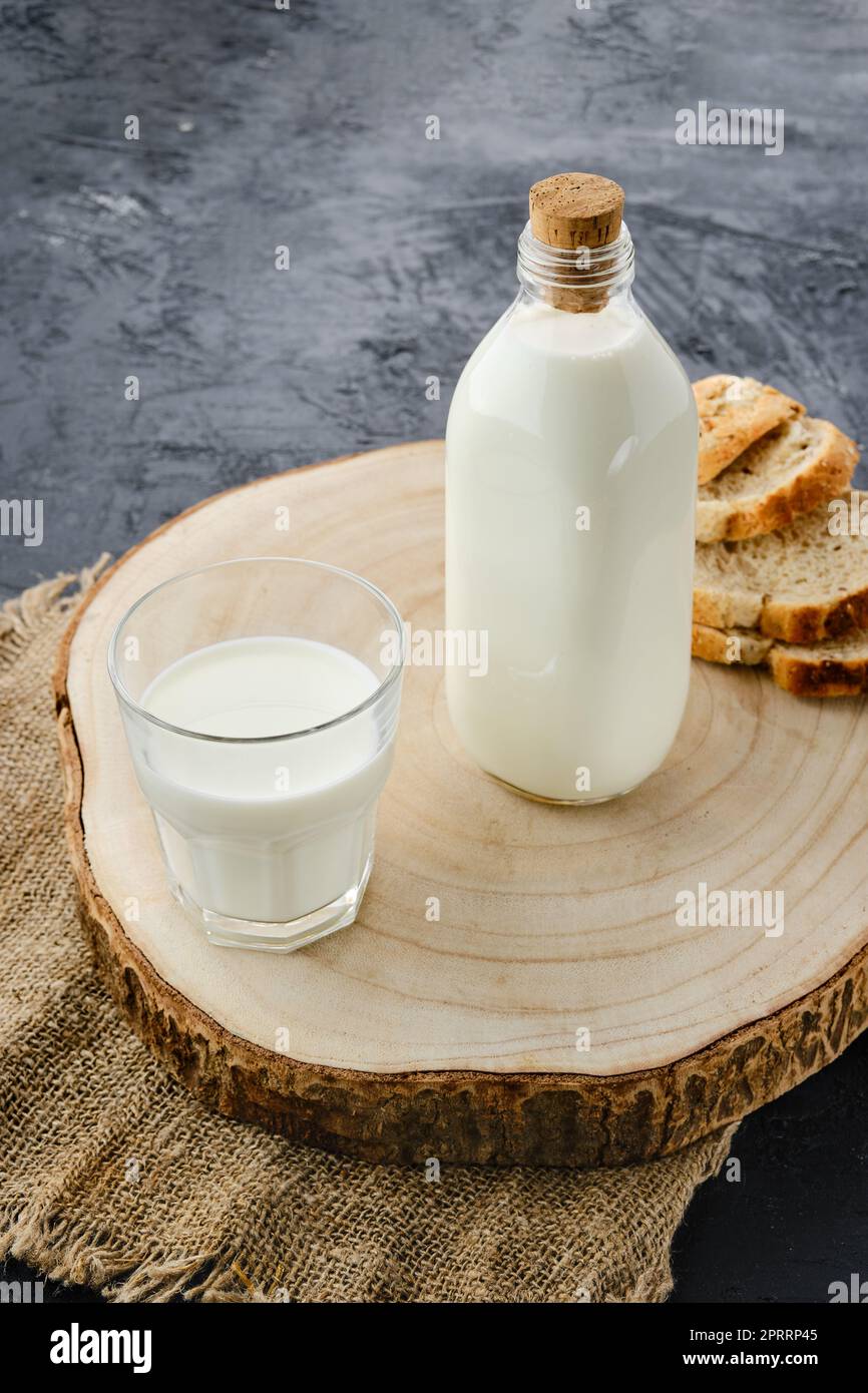 Eine Flasche und ein Glas Milch Stockfoto