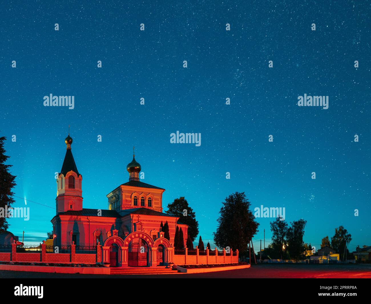 Korma Village, Dobrush District, Belarus. Comet Neowise C2020f3 In Night Starry Sky Über St. John, Die Klosterkirche Korma Im Dorf Korma. Berühmte Orthodoxe Kirche Und Historisches Erbe Stockfoto