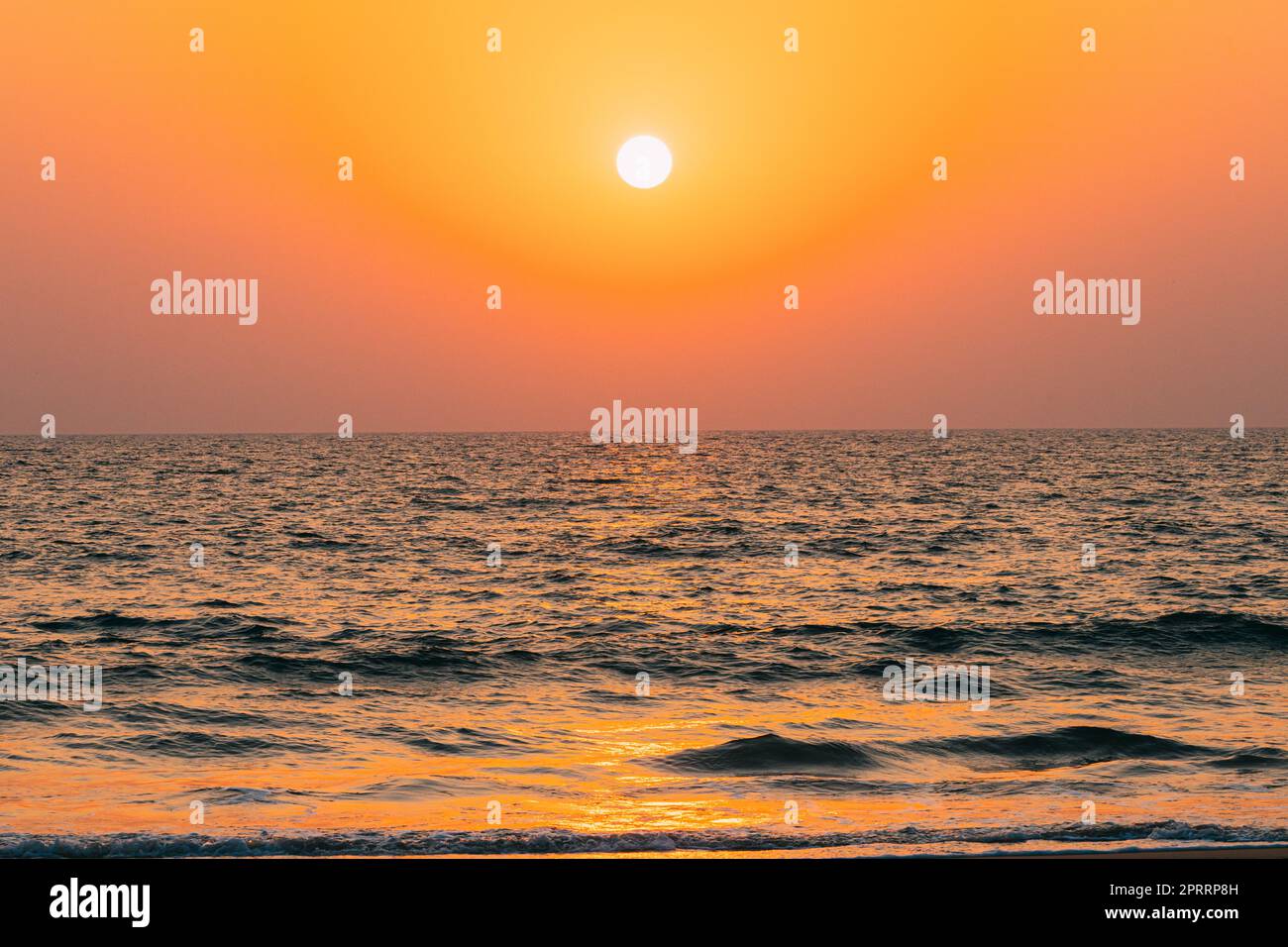Natürliche Farbe Sonnenuntergang Sonnenaufgang Himmel Über Meer. Seeslandschaft Mit Strahlender Sonne Am Meereshorizont Stockfoto