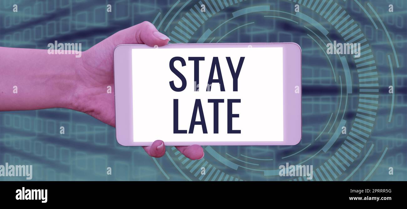 Textschild mit der Aufschrift Stay Late. Business-Schaufenster Eine Routine, in der eine Person geht zu irgendwo außerhalb der Zeit Stockfoto