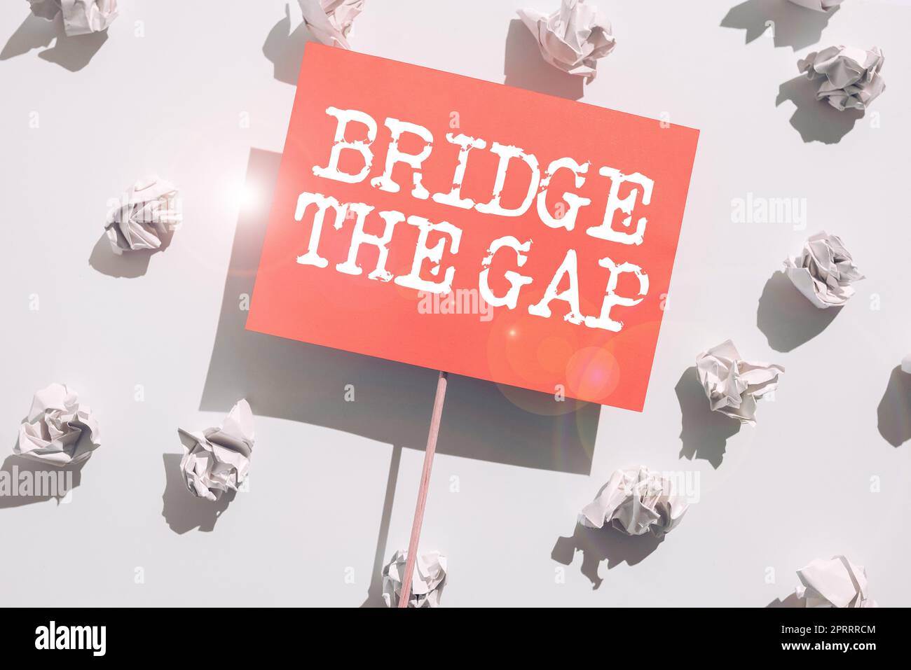 Textschild mit der Anzeige „Brücke über die Lücke“. Business Overview Überwinden Sie die Hindernisse Herausforderung Courage Empowerment Stockfoto