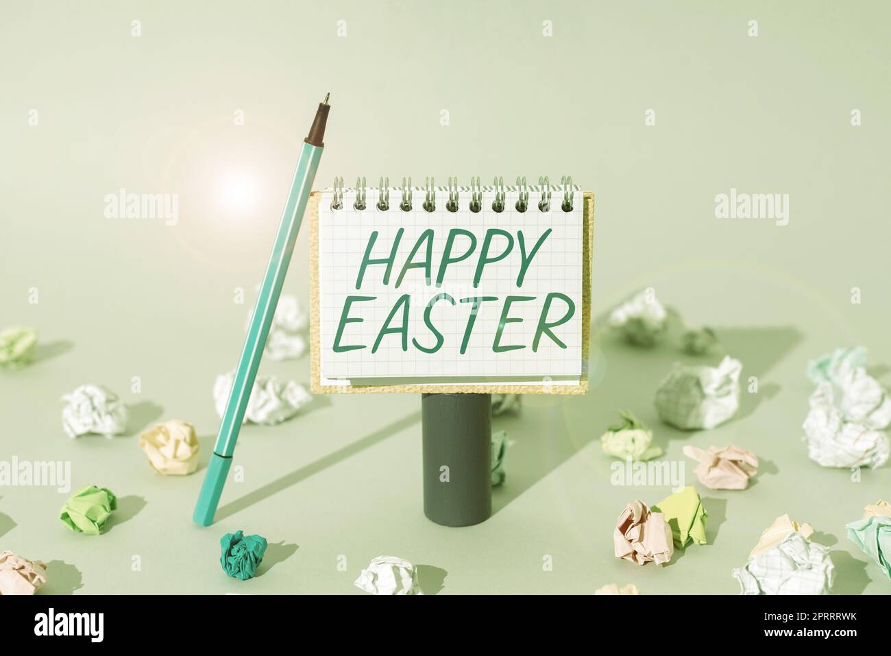 Schild mit Frohe Ostern. Geschäftsidee Christliches Fest zur Erinnerung an die Auferstehung Jesu Stockfoto