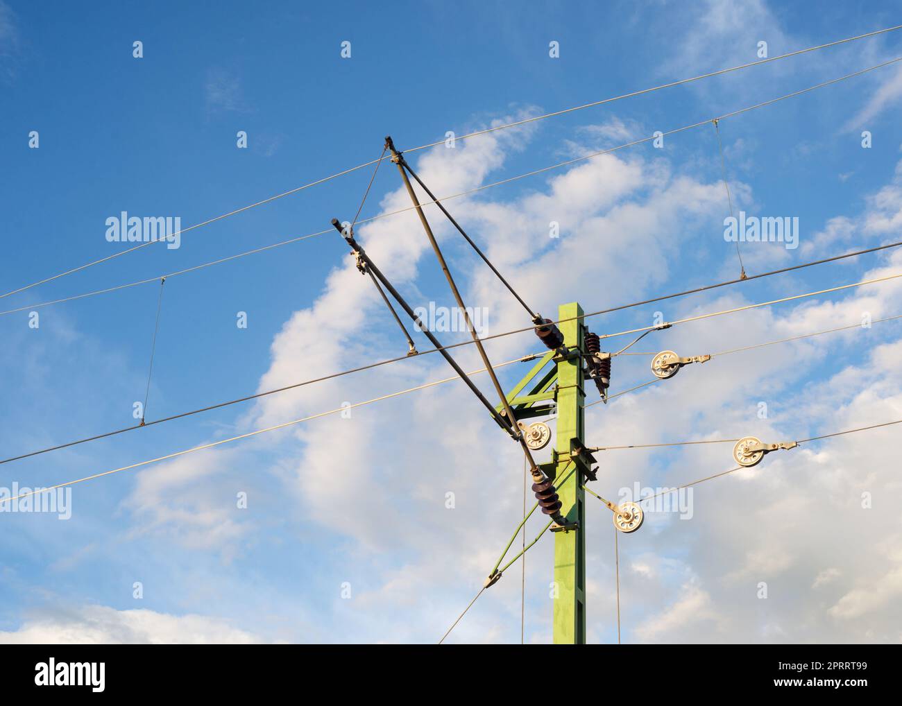 Aufgehängte elektrische Leitungen für Straßenbahnen am blauen Himmel. Stockfoto