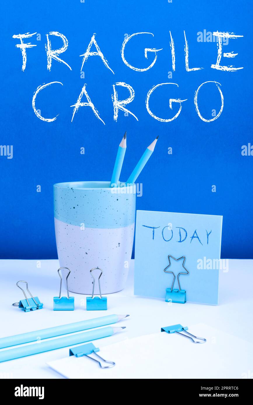 Schreiben mit Text Fragile Cargo. Geschäftskonzept zerbrechlicher Griff mit Care Bubble Wrap Glas Gefahrgut Stockfoto