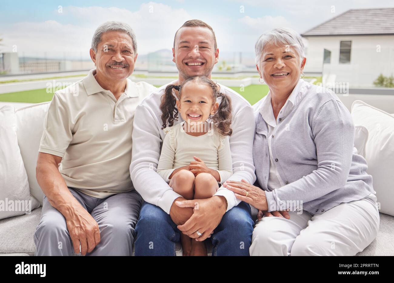Großes Familienfoto mit Kind und Großeltern in der Terrassenlounge in Mexiko für Sommerurlaub oder Urlaub. Fröhliches Lächeln von Vater, Kind und Großmutter, zusammen mit blauem Himmel und Sonnenschein Stockfoto