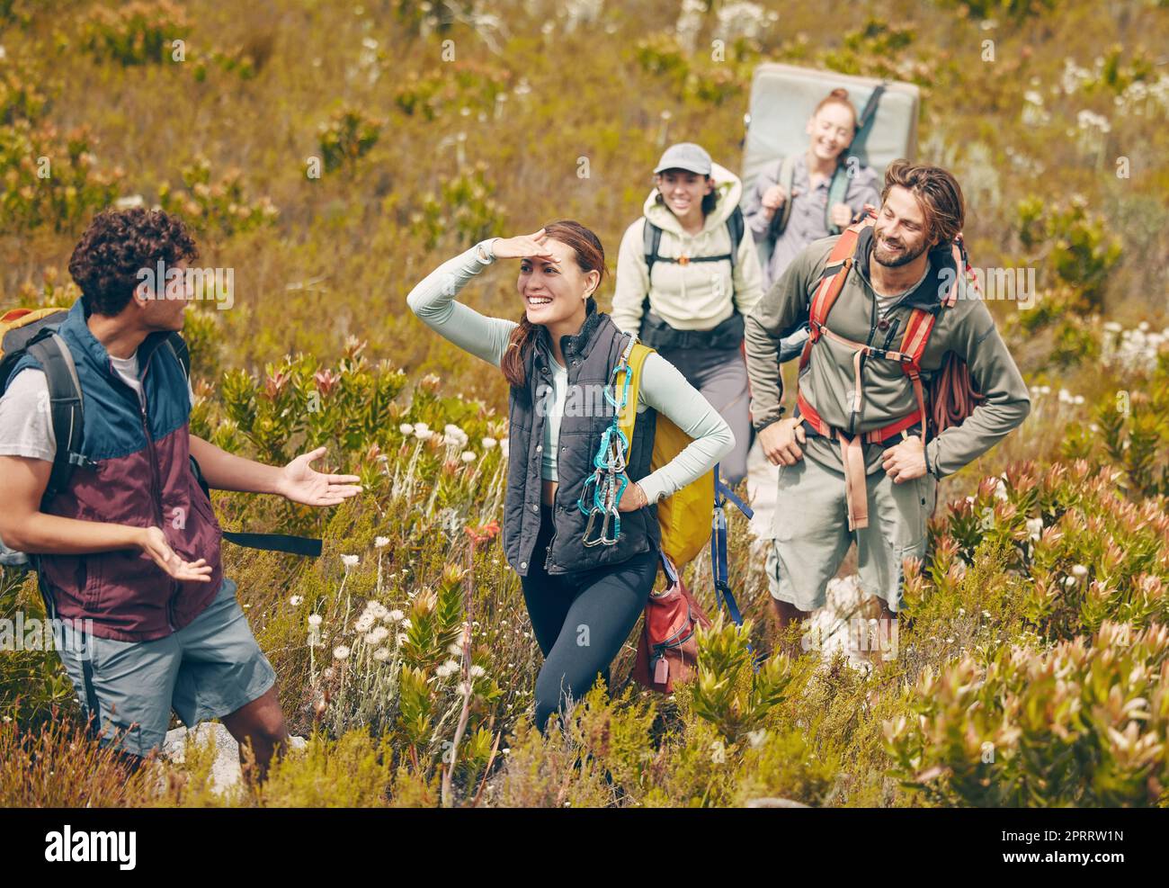 Gruppenwandern, Naturreisen und Reiseleiter in Kommunikation mit Freunden auf dem Land von Peru, Freiheit auf dem Weg zur Fitness und glücklich im Urlaub. Leute, die beim Bergsteigen reden Stockfoto