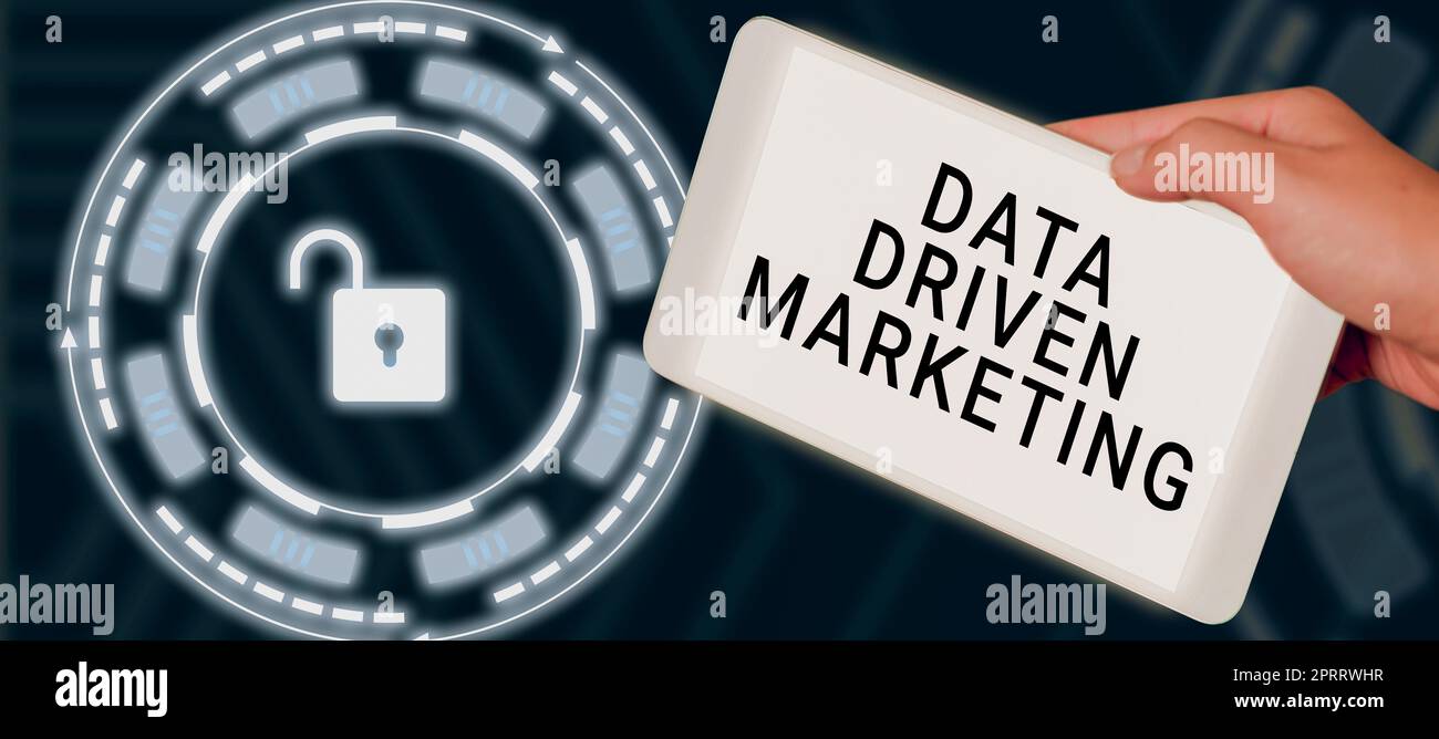 Schreiben mit Anzeige von Text Data Driven Marketing. Internet Concept Strategy basiert auf Insights Analyse aus Interaktionen Stockfoto