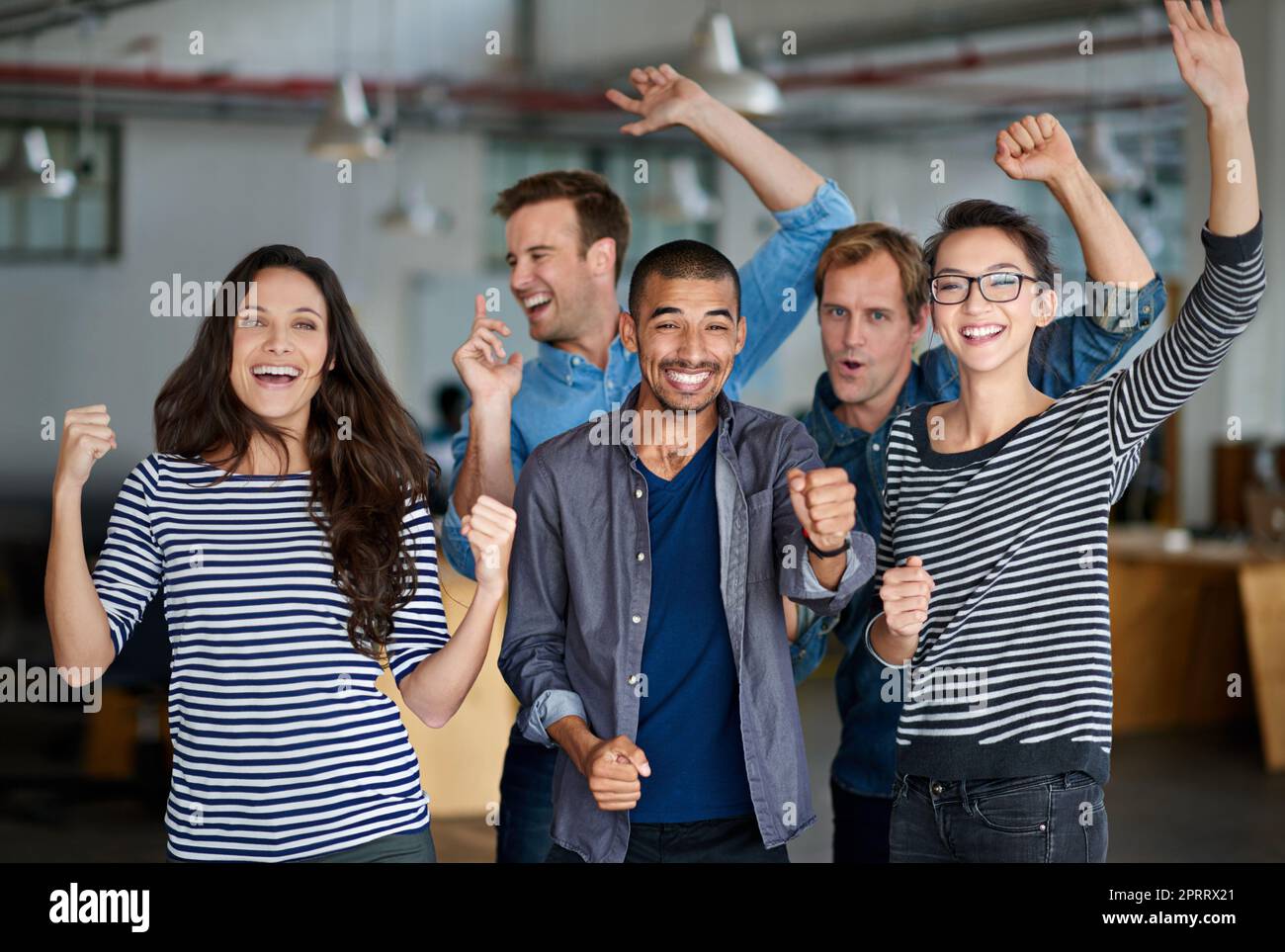 Weiter so, Team. Glückliche Gruppe von Büromitarbeitern, die gemeinsam feiern. Stockfoto