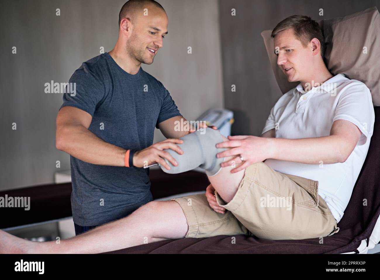 Immer auf der Suche nach Problemen. Ein Physiotherapeut untersucht einen Mann mit einem amputierten Bein. Stockfoto