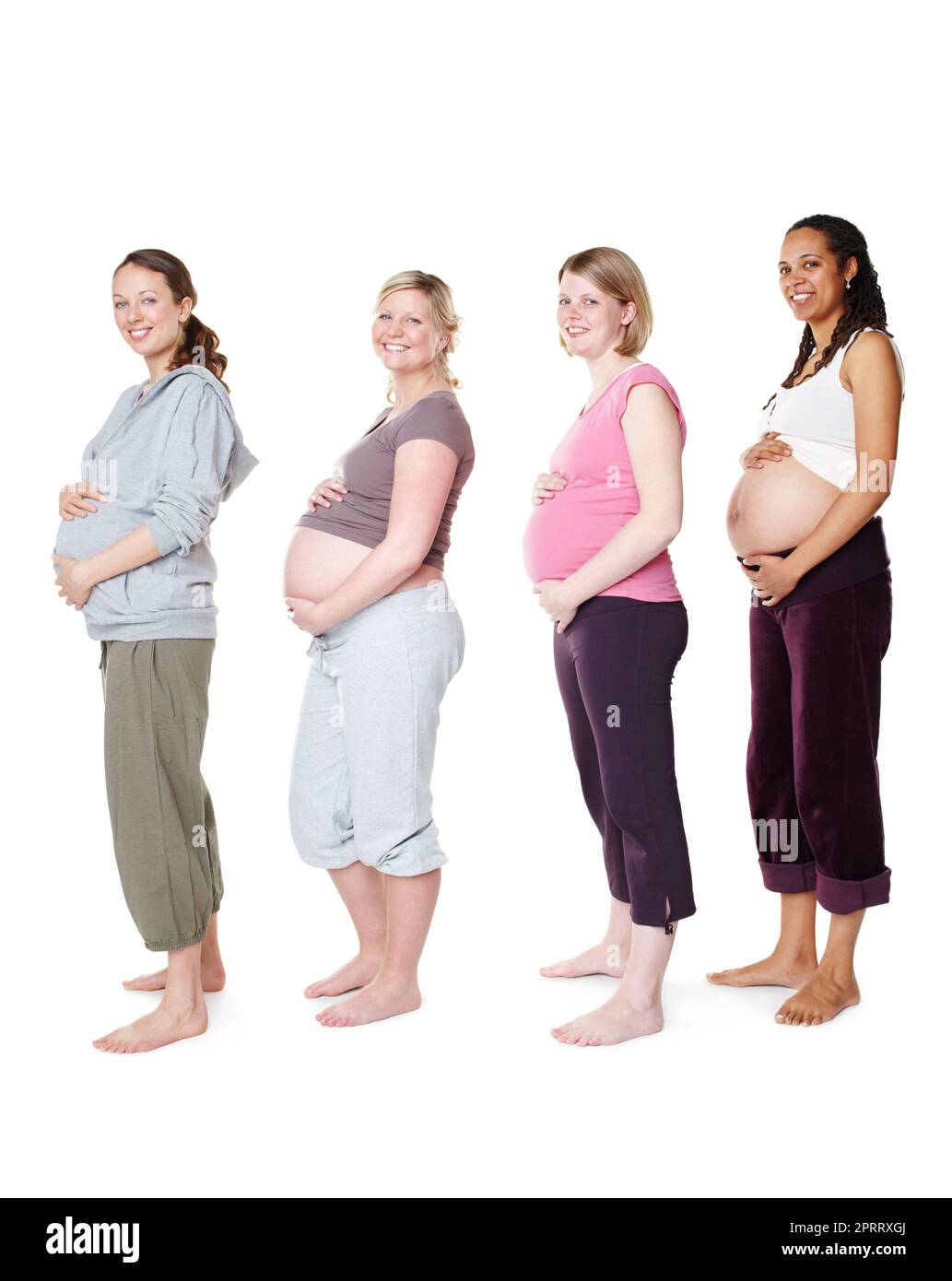 Wir freuen uns darauf, ihre Babys zu bekommen. Schwangere stehen zusammen, während sie isoliert auf Weiß stehen. Stockfoto