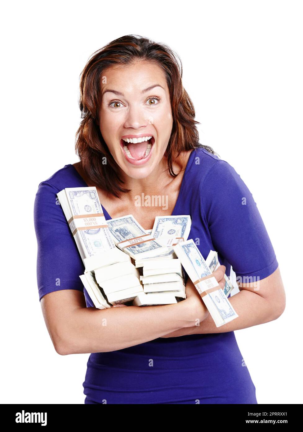 Ich kann nicht glauben, dass ich gewonnen habe. Studioporträt einer Frau Mitte 30s, die aufgeregt aussieht und Stapel von Papiergeld hält. Stockfoto