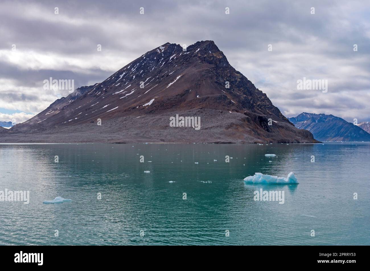 Barren Rock und Icy Waters in Lilliehookfjorden auf den Svalbard-Inseln in Norwegen Stockfoto