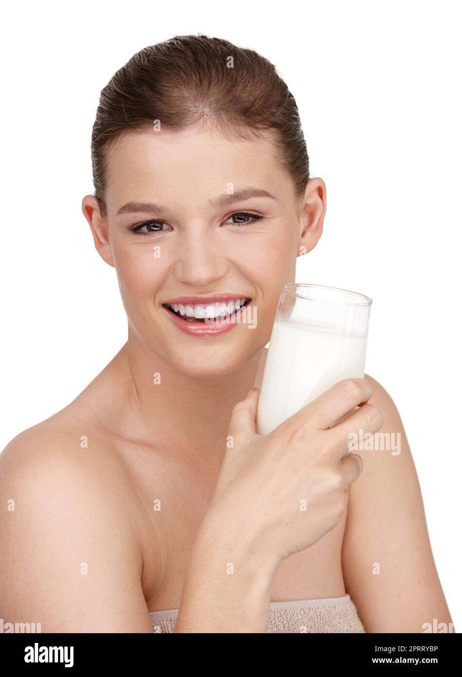 Milkt am besten für starke Knochen. Ein lächelndes Teenager-Mädchen, das ein Glas Milch in der Hand hält. Stockfoto