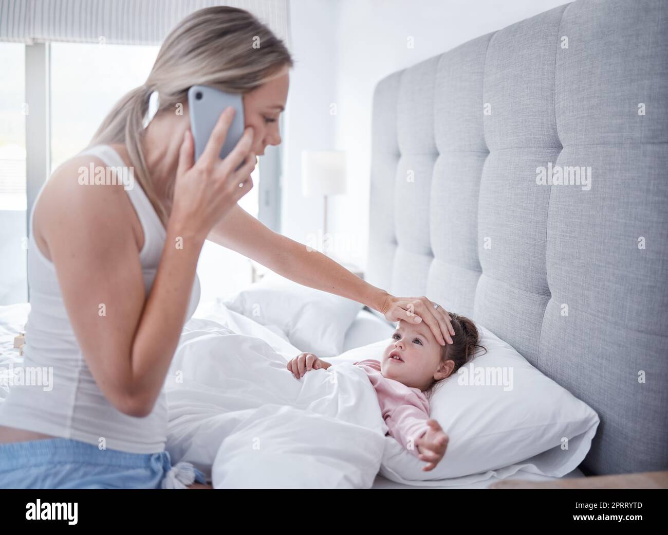 Anruf, krank und Kind im Bett mit Mutter fieberhaft mit Hand auf der Stirn mit Sorge, Fürsorge und Liebe. ...Familie, medizinische und Stress mit mom, die Gesundheit auf Baby Mädchen Kopf auf Virus überprüfen Stockfoto