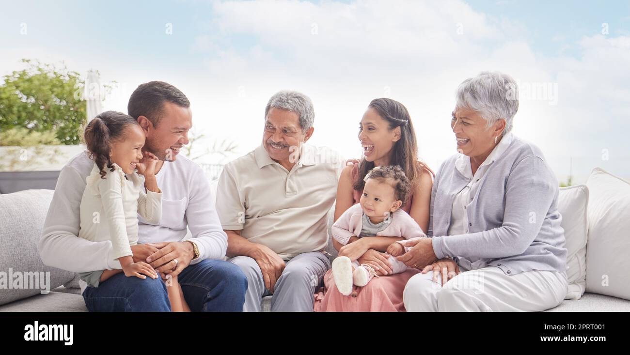 Glückliche Familie mit Kindern und Großeltern, die sich unterhalten, Kommunikation und Konversation auf der Couch im Haus der Familie. Große Familie von älteren Rentnern, Liebe und jungen Kindern lächeln zusammen Stockfoto