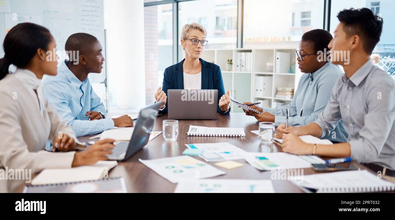 Besprechung mit Führungskräften, Mitarbeiterplanung und Finanzdiskussion mit Dokumenten im Büro, Gespräch mit dem Team und Partnerschaft am Arbeitsplatz. Geschäftsführer spricht mit Mitarbeitern über Strategie und Zusammenarbeit Stockfoto