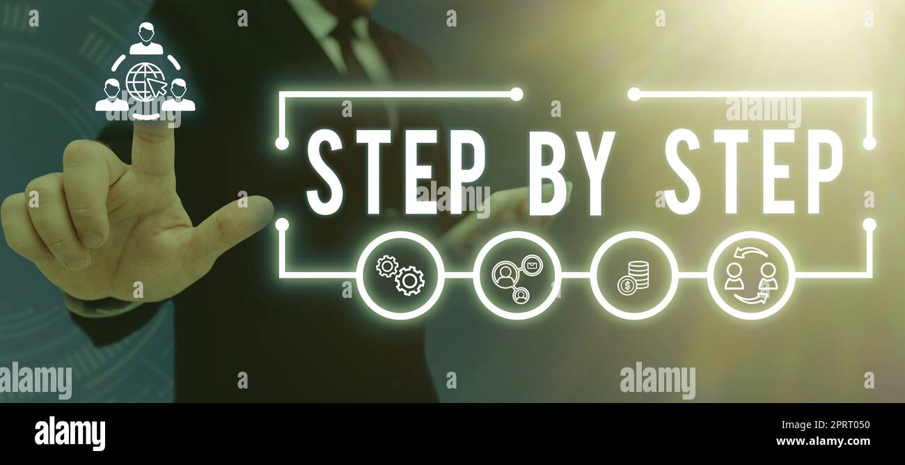 Schild, das Schritt für Schritt angezeigt wird. Geschäftskonzept langsamer Fortschritt Weg zum Erfolg Richtung Entwicklung Wachstum Stockfoto