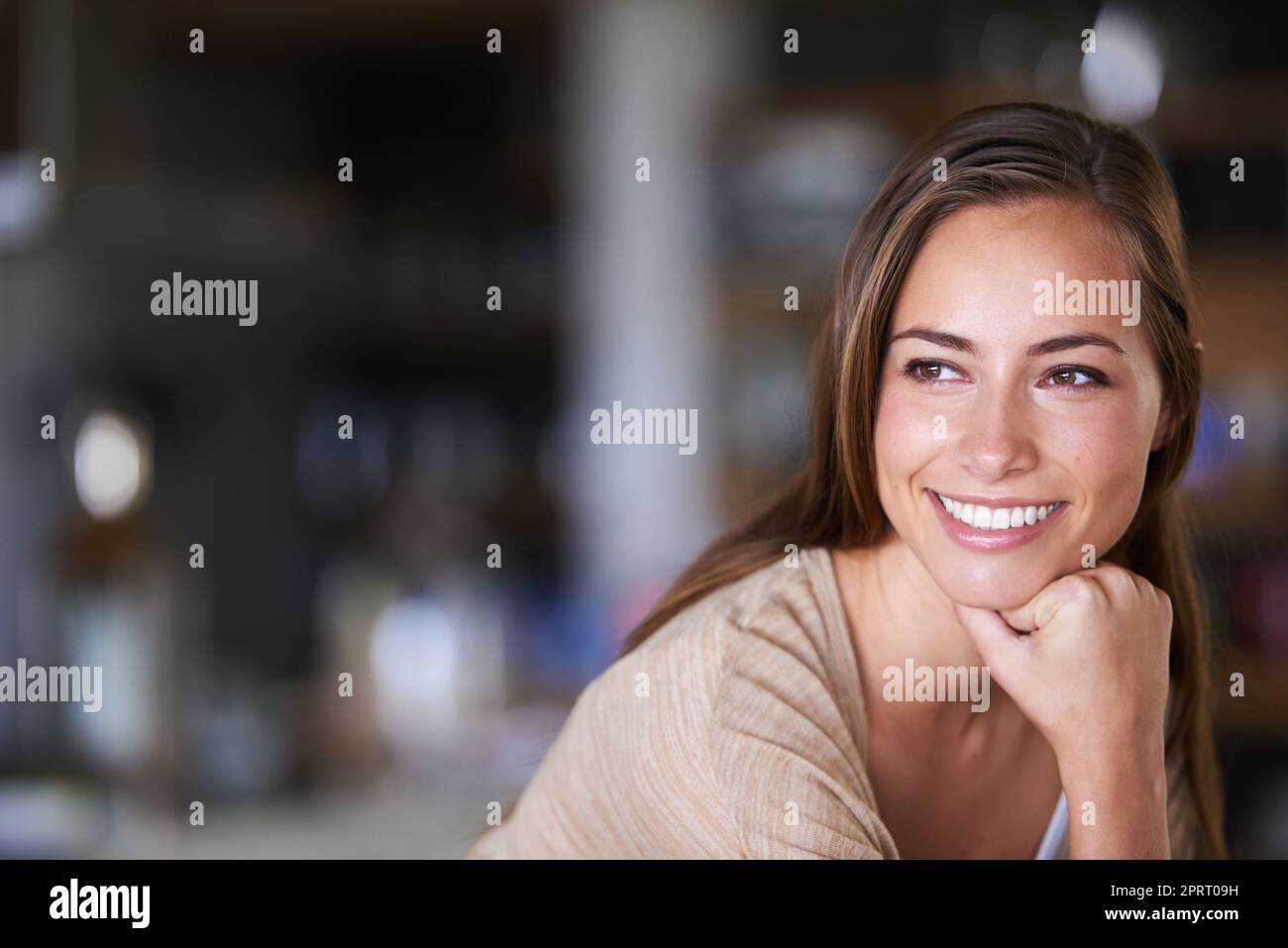 Was sollte ich heute für mich selbst planen. Eine attraktive junge Frau, die sich zu Hause entspannt. Stockfoto